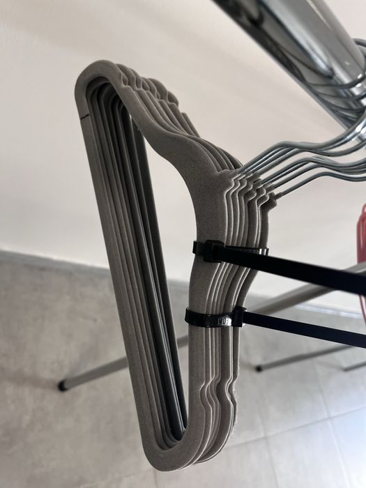 Wieszaki plastikowe i klamerkowe na ubrania