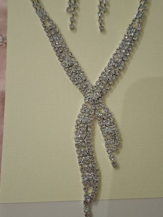 Conjunto colar e brincos brihantes novos
Elegantes