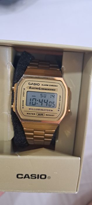Relógio casio dourado