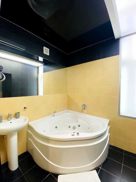 Продам видова 2к63м2 ремонт вул Басейна 17 Центр Сталінка з ліфтом