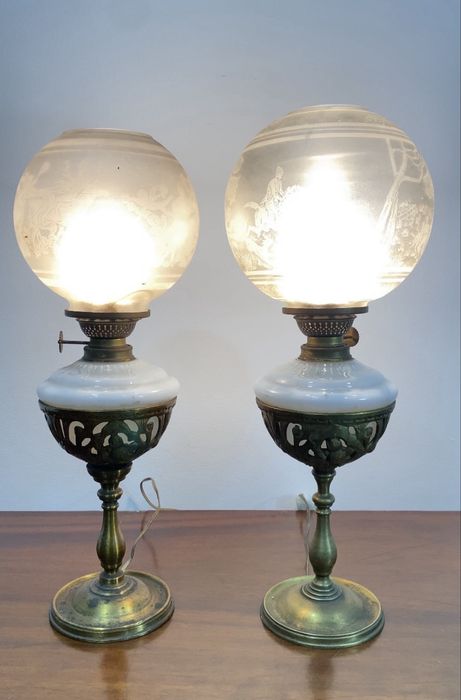 Par de antigos candeeiros a óleo electrificados.