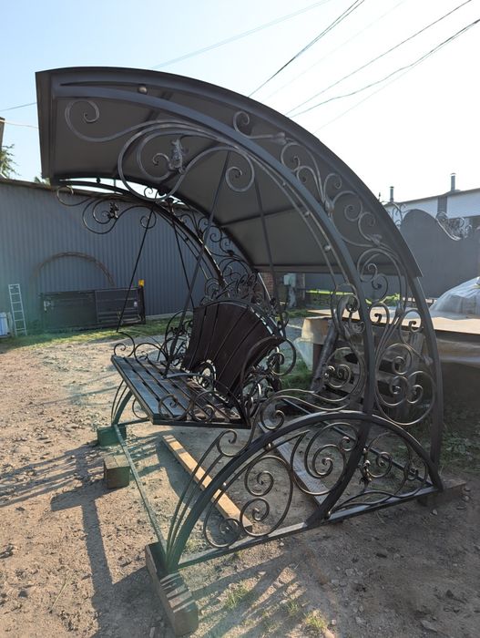 Гойдалка садова. Гойдалка кована. Качеля дитячий майданчик