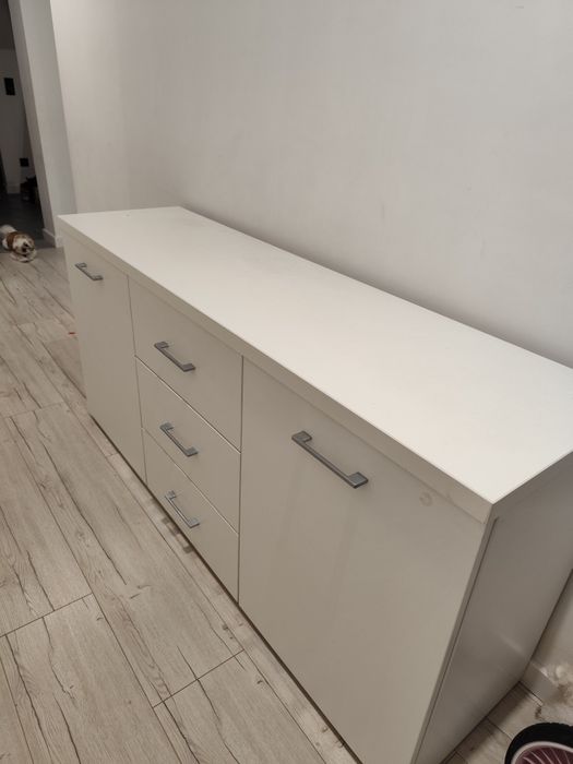 Zestaw białych mebli komoda szafka tv