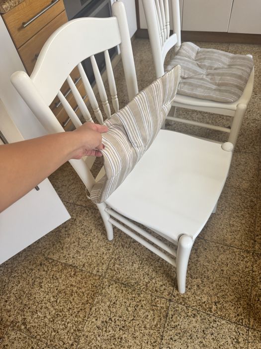 Conjunto de mesa de jantar extensível do IKEA e 4 cadeiras.