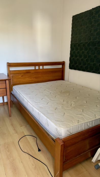 Mobília de quarto completa em madeira tom cerejeira – Cama + Mesas + Cómoda