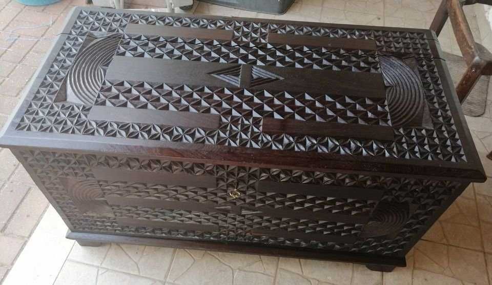 Móvel - Antiga Arca / Mala / Baú em talha madeira maciça sucupira