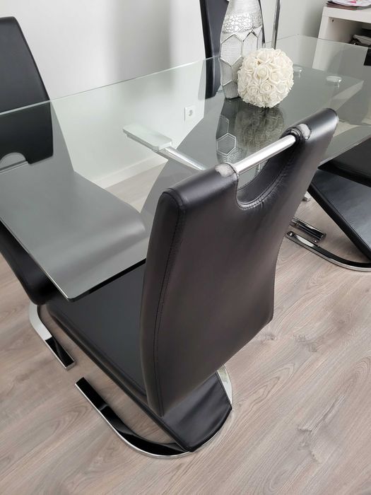 Mesa de sala com cadeiras