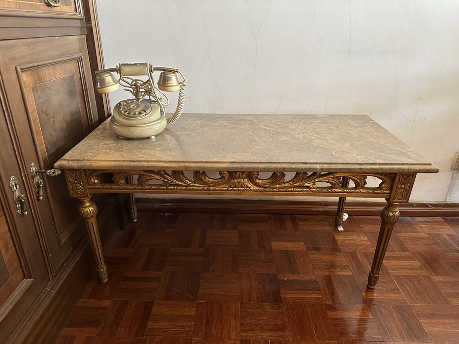 Mesa de apoio de madeira e mármore