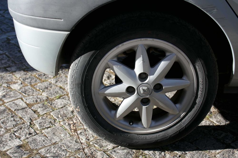 Renault Clio 1.2 (Ano 2000 / Mês 12) – Para Peças ou Reparação