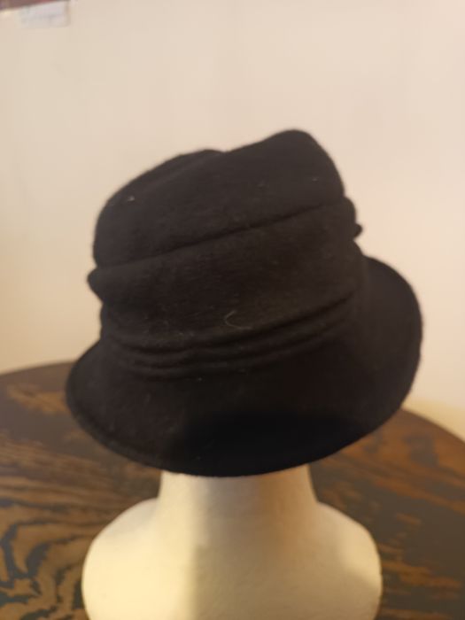 Elegancki czarny kapelusz cloche 100% wełna z kwiatem retro / vintage