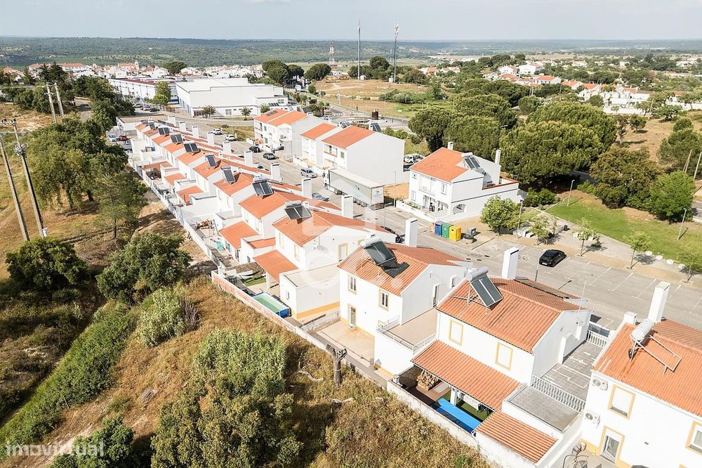 Moradia T3 c/ Quintal, Terraço e Garagem no Loteamento Quinta das Sesm