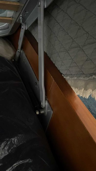 Cama + colchão estrado elevatório 1,05m + mesa cabeceira + roupa cama