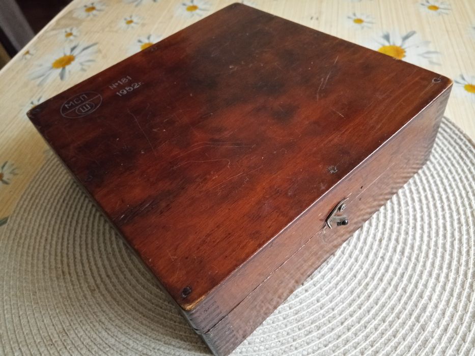 Деревянная старинная шкатулка 1952года, размеры 21см * 21см, *7см.