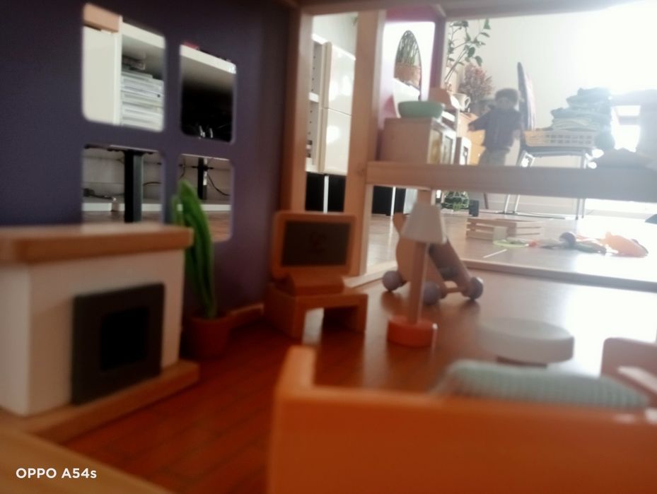 Casa de bonecas com muito pouco usopremiada de boa qualidade em madeira marca alemã Hape