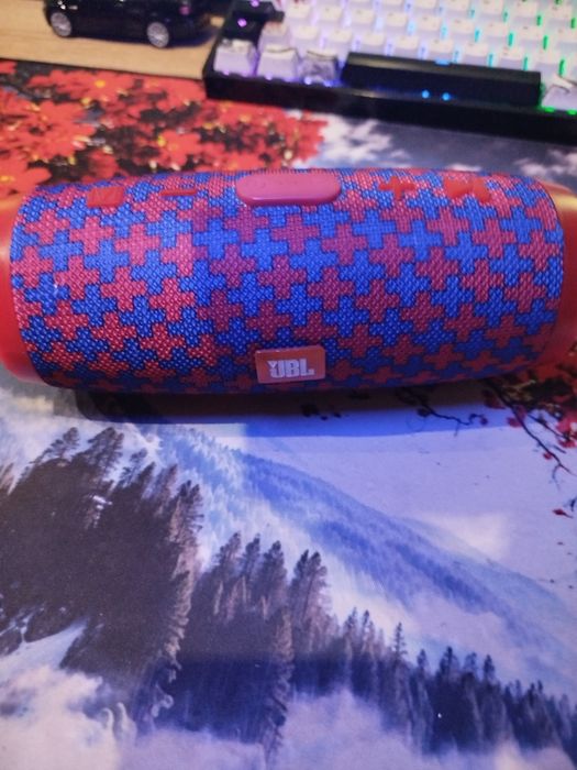Колонка от JBL в Синя красном раскрасе