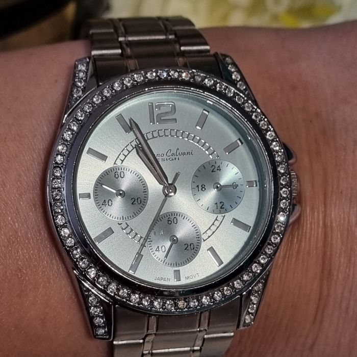 Duży zegarek damski z cyrkoniami kwarcowy.