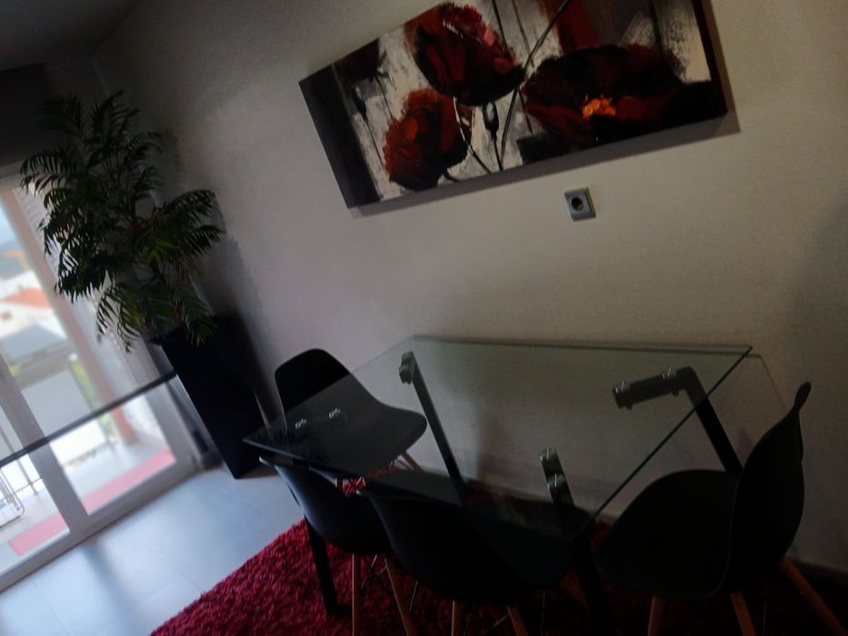 Conjunto mesa e cadeiras