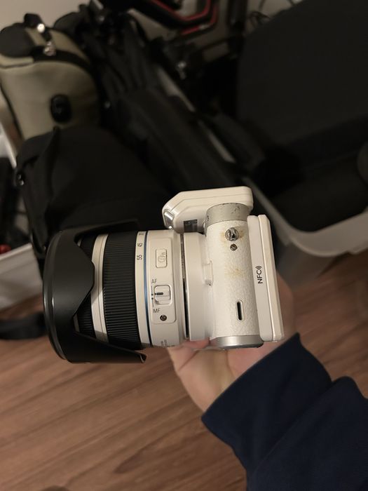 Aparat Samsung NX300 z obiektywem