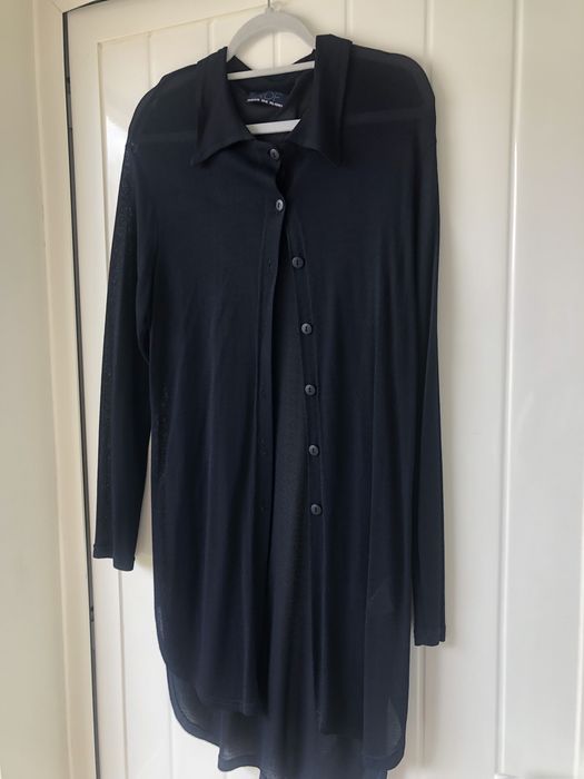 Casaco de senhora de uma malha muito fina de cor azul esvuro