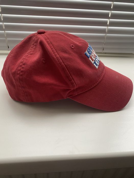 Кепка Levi’s.