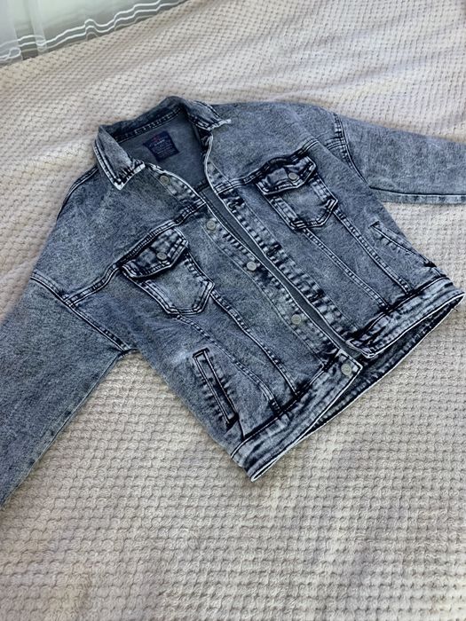 Джинсова куртка сірого кольору