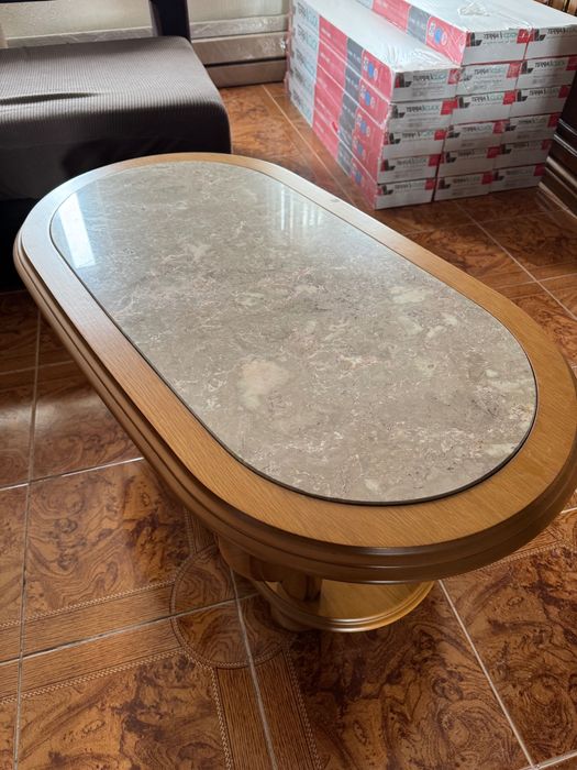 mesa de centro em madeira maciça com tampo em mármore