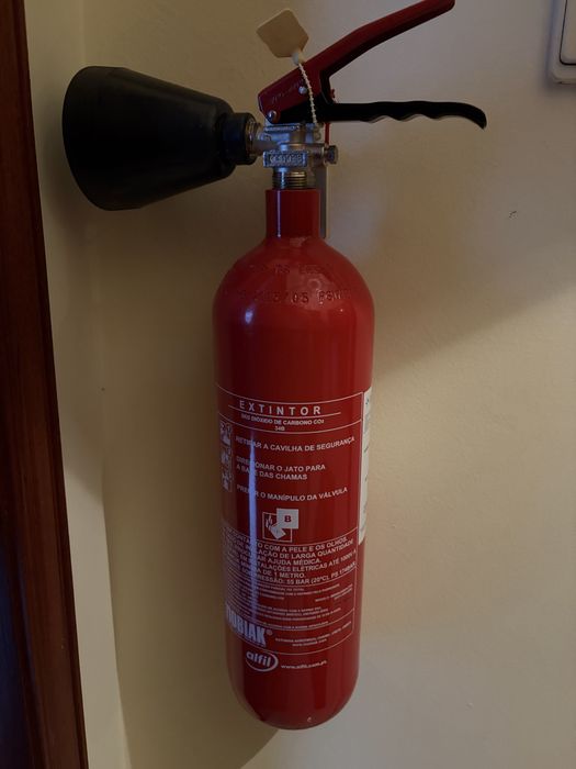 Kit Incendio (Manta, Extintores Dióxido de Carbono 2kg e Pó Químico 6kg)