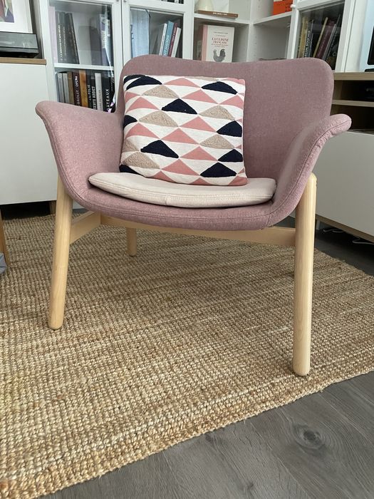 Poltrona rosa “VEDBO” IKEA