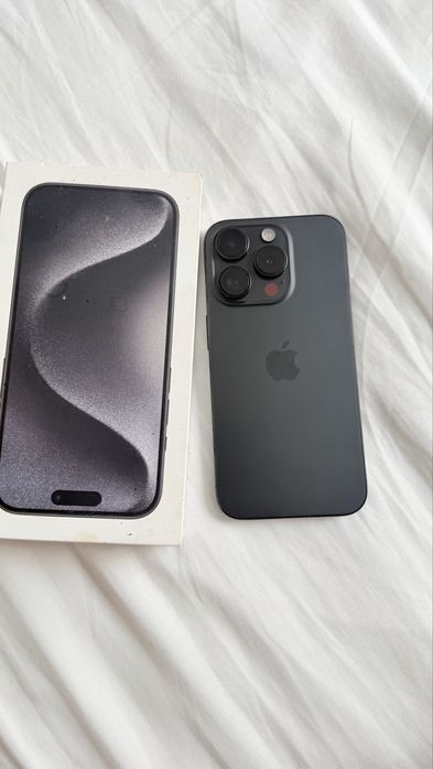 iPhone 15 Pro em muito bom estado, totalmente funcional e bem estimado.