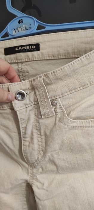 Beżowe spodnie z cyrkoniami 38