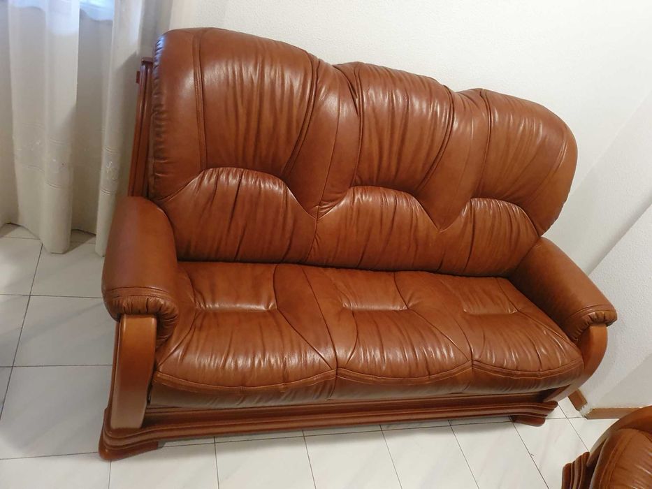 Sofa e duas cadeiras em pele