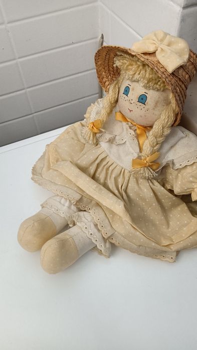 Boneca de pano com chapéu de palha