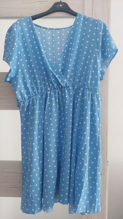 Piękna sukienka w groszki