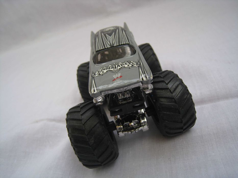 2 carros em miniatura (rodas grandes)