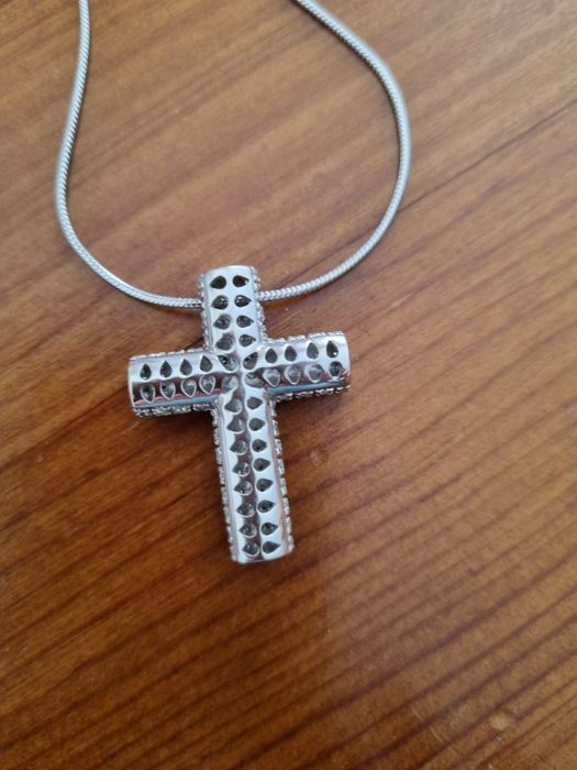 Cruz com fio com 145 diamantes ouro peso 15 grs