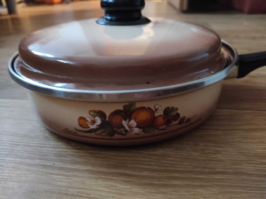 Emaliowana ciężka patelnia vintage z pokrywką