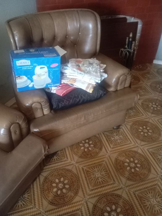 Vendo este sofá muito bonito bom estado