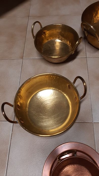 Pecas em cobre de vários tamanhos.