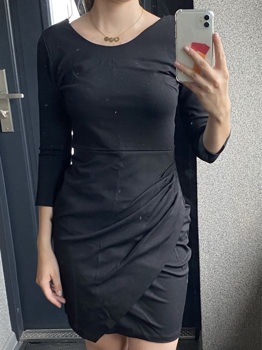 Czarna sukienka drapowana po boku Vila