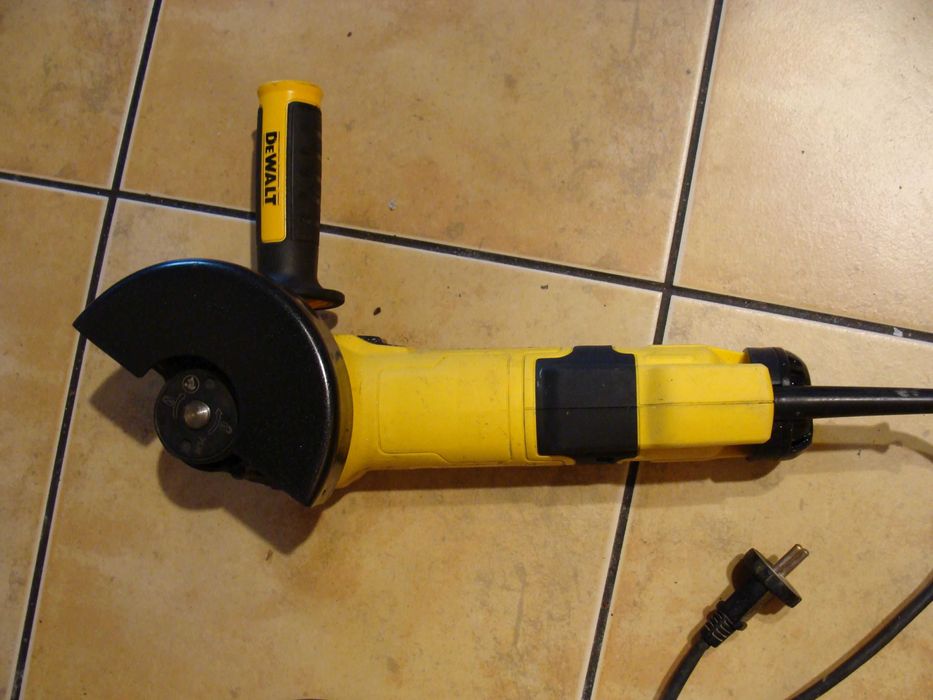 Szlifierka  kątowa Dewalt DWE4257  1 500 W reg.obrotów