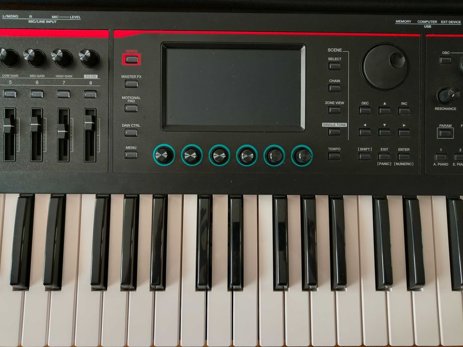 Sintetizador Roland Fantom 06 com Mala de Transporte. Novo