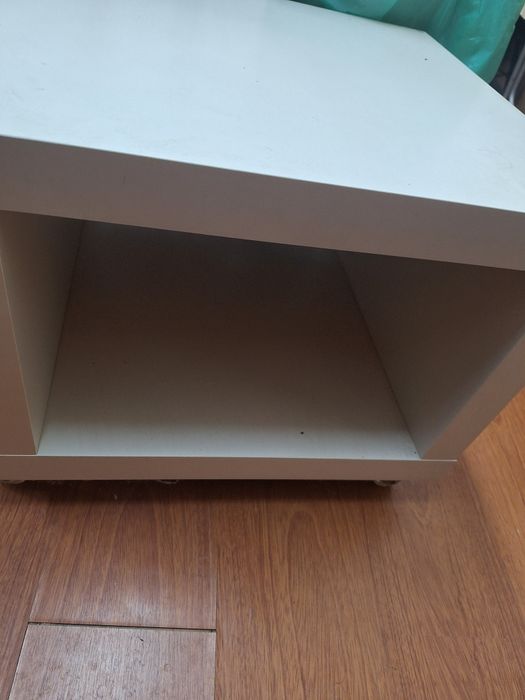 Vendo mesa de apoio . Cor branca. Com algum uso mas em bom estado. Medidas : 50 cm × 50 cm
