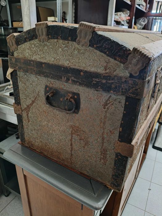 Bau antigo em madeira e chapa
