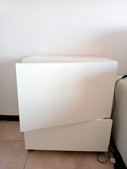 Pequeno móvel IKEA modelo BESTA