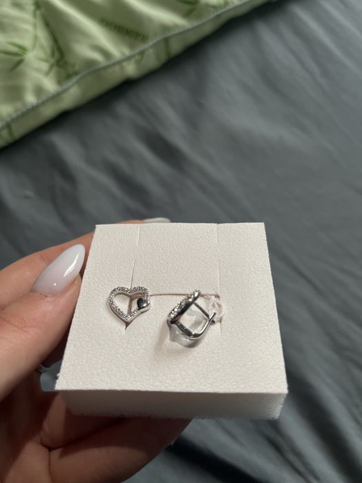 Продам срібні сережки у формі серця