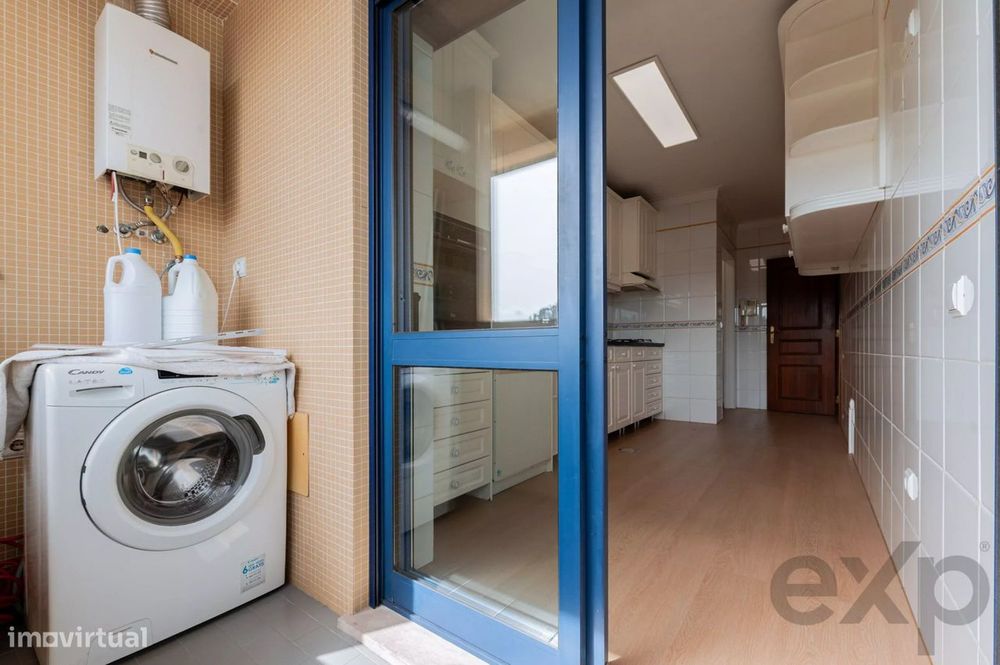 Apartamento T2  remodelado, varandas com vista desafogada, arqueamento