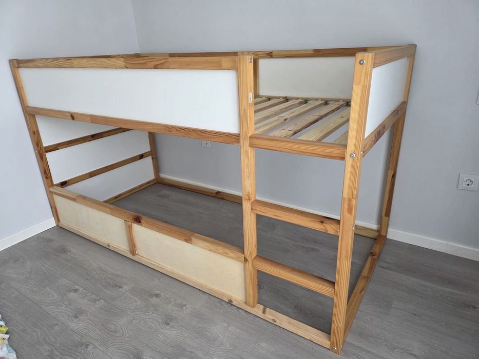 Beliche com 2 colchões e roupas de cama