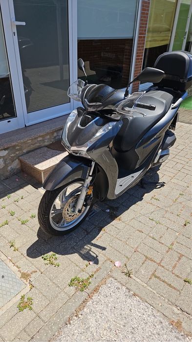 Honda SH125i + top case