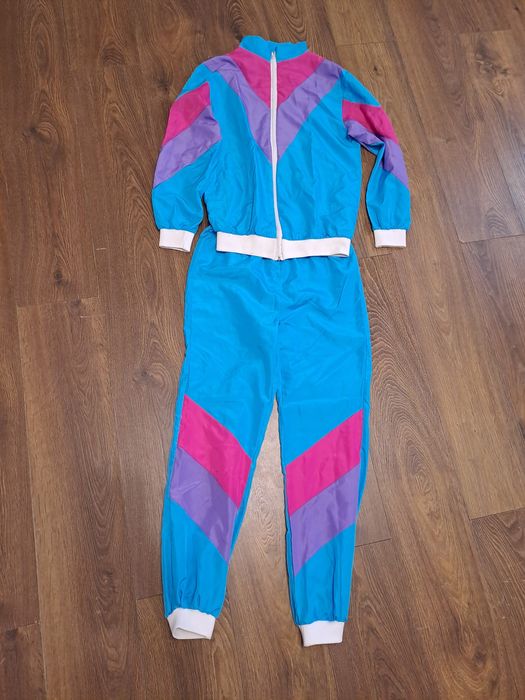 Жіночий костюм у стилі 90х