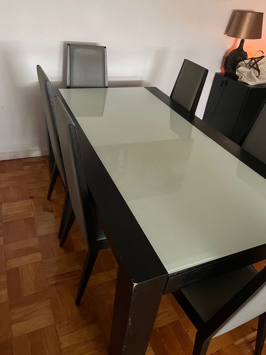 Mesa e cadeiras de sala de jantar